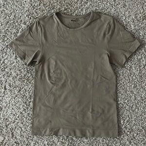 Skims size small fits everybody t-shirt